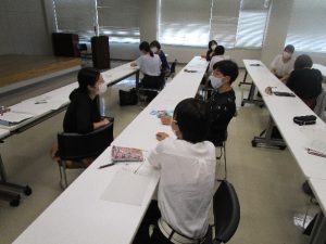 写真：受講者が話し合う様子